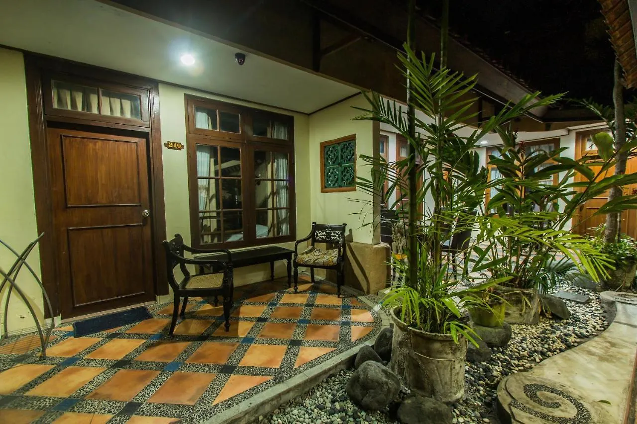 Sri Ratu Hotel Legian  2*, Legian (Bali)